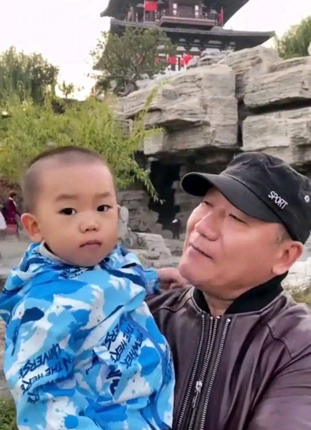 儿子游玩,年龄差太多像爷孙,还被调侃神似侯宝林_侯耀华_侯耀文_弟弟