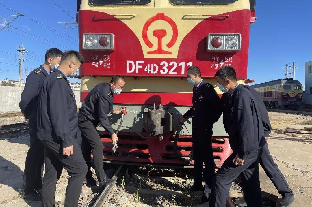 寒潮来袭,96名"转型暖男"再出发_机务段_机车_任务