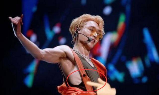 张艺兴演唱会"肋骨"抢镜,健身人士却说太牛了_肌肉_专业_鲨鱼