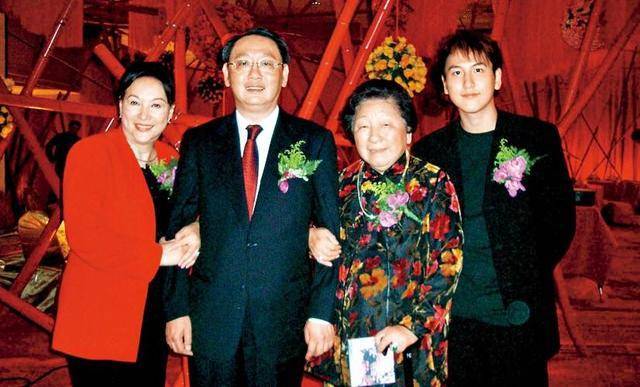 他15岁买股票赚40万,18岁成公司董事,身家百亿,39岁还没结婚_汤珈铖