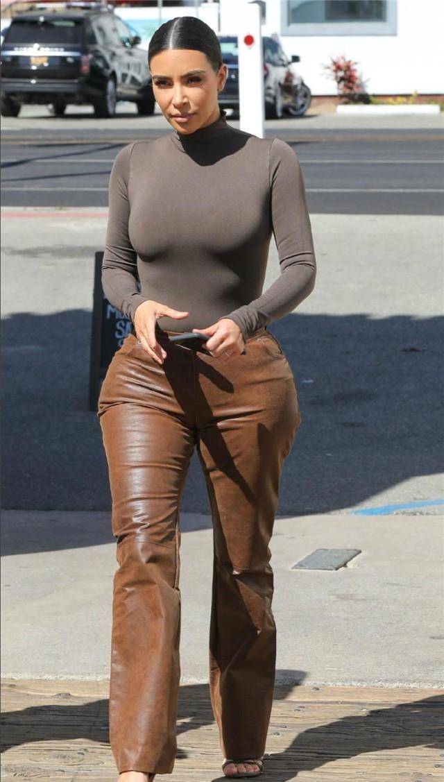 金卡戴珊真敢穿,好身材配高颜值,穿搭都很显气质_欧美风_时尚_紧身