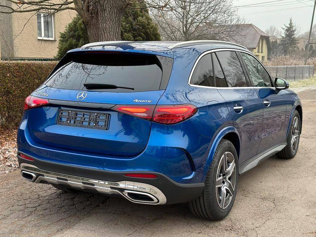 2023奔驰glc220d亮相,蓝色漆面更优雅,预售43万,竞争宝马x3