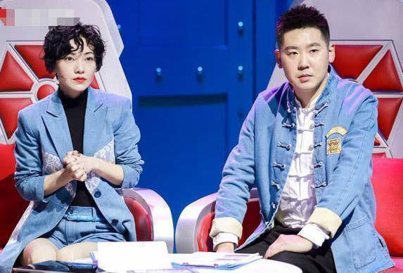 《最强大脑》魏坤琳戚薇这相视一笑,表情耐人寻味,看好戏的感觉_王峰