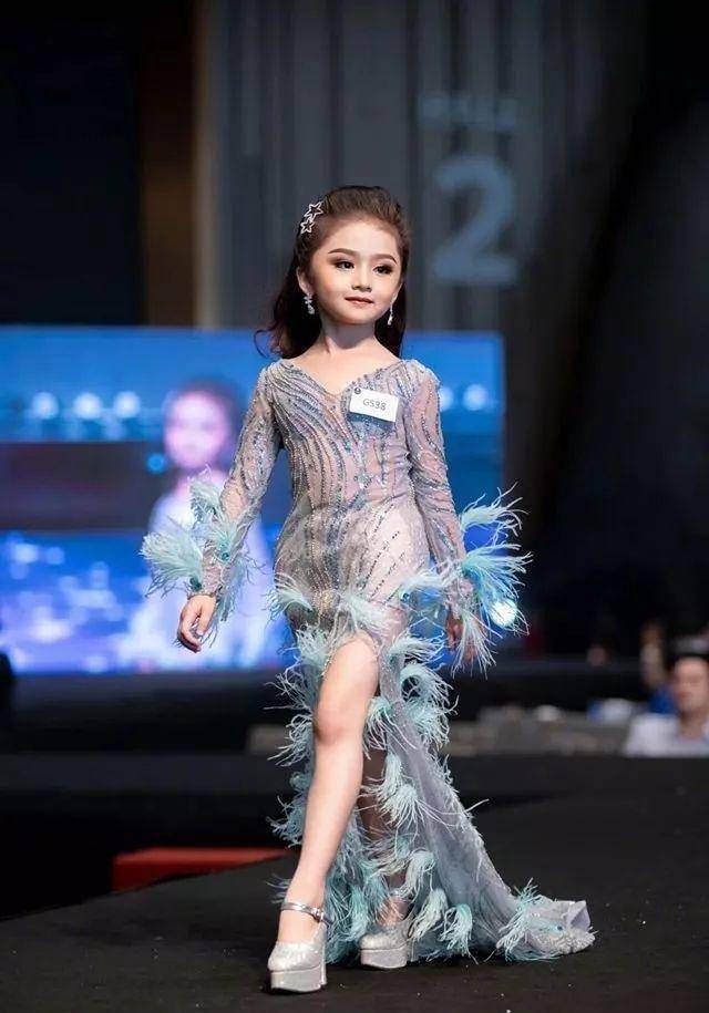 从芙蕾雅父母公开分享的照片来看,芙蕾雅虽然年纪很小,但早就是选美常