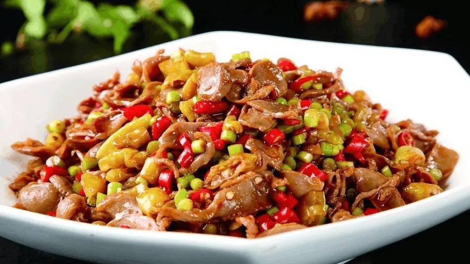 喜欢酸辣口的朋友,一定要试试这道"酸萝卜鸡杂",酸酸辣辣的超开胃