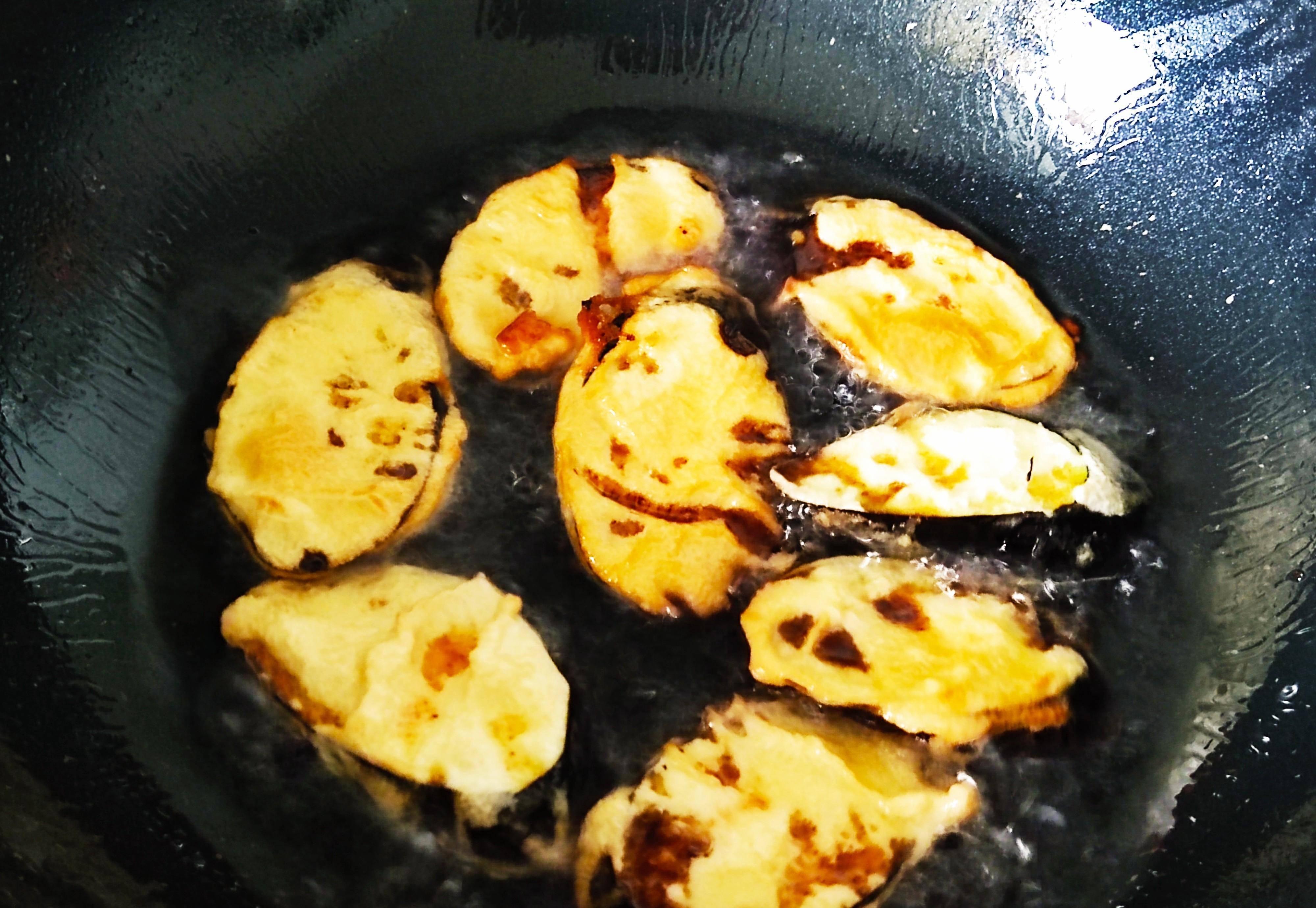 4,炸好的茄排捞出放盘中,稍微控控油.