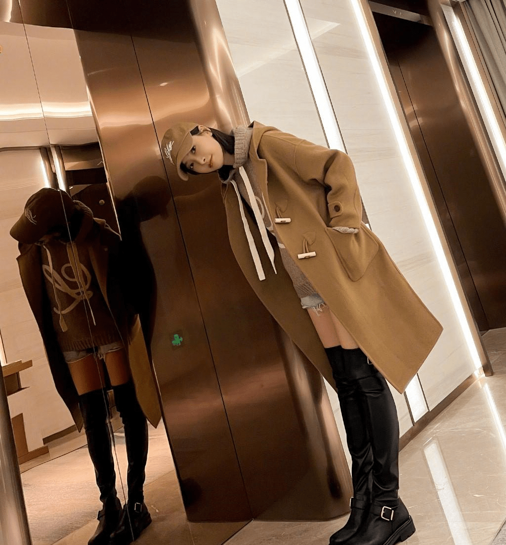 宋茜驼色大衣 黑色过膝长靴随拍,精简干练,满屏的大长腿可还行_何笑然