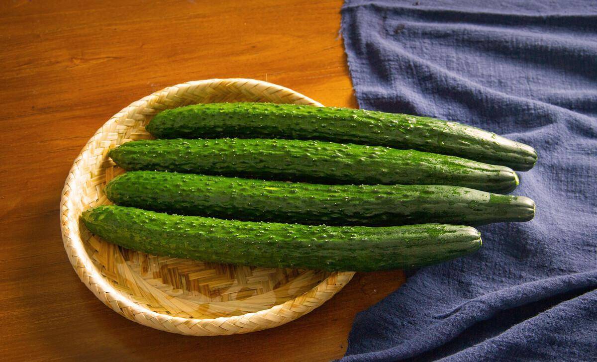 秋天,遇到此菜别错过,2块钱一斤,营养美味,炒肉吃很下饭_黄瓜_做法