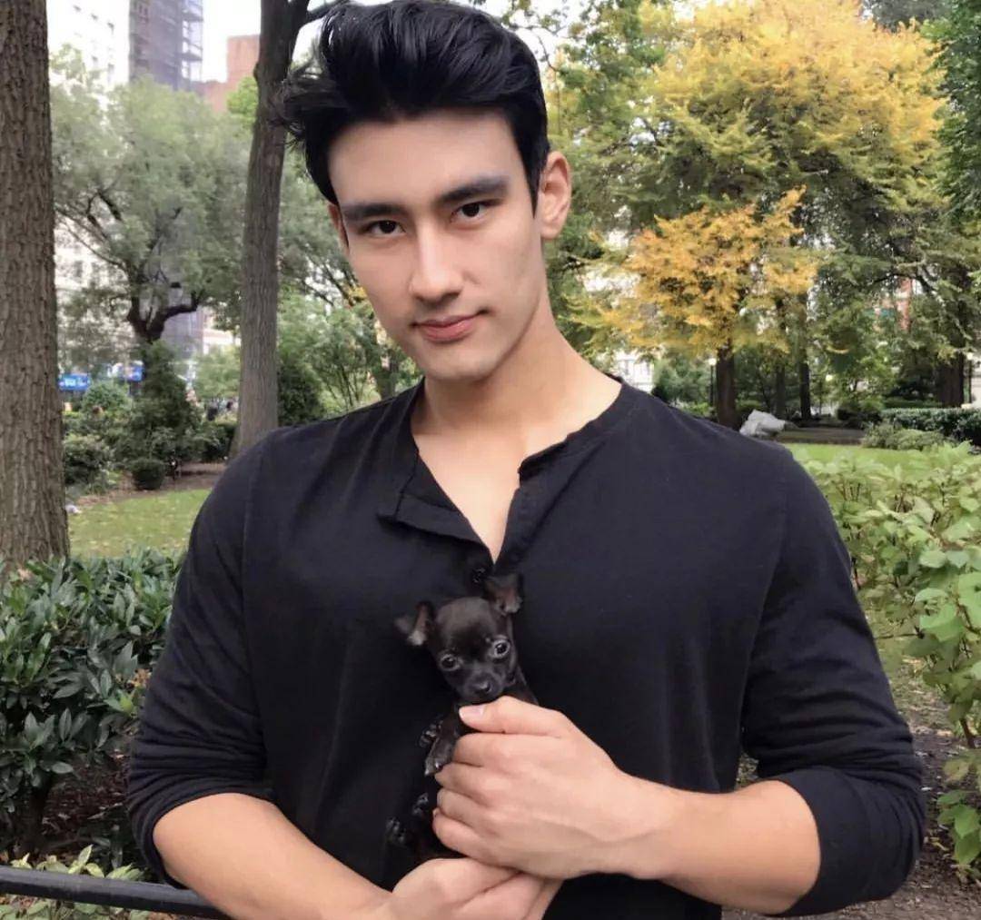 alex landi 今年28歲,是國外和意大利混血兒,其身高條件突出,高達一米