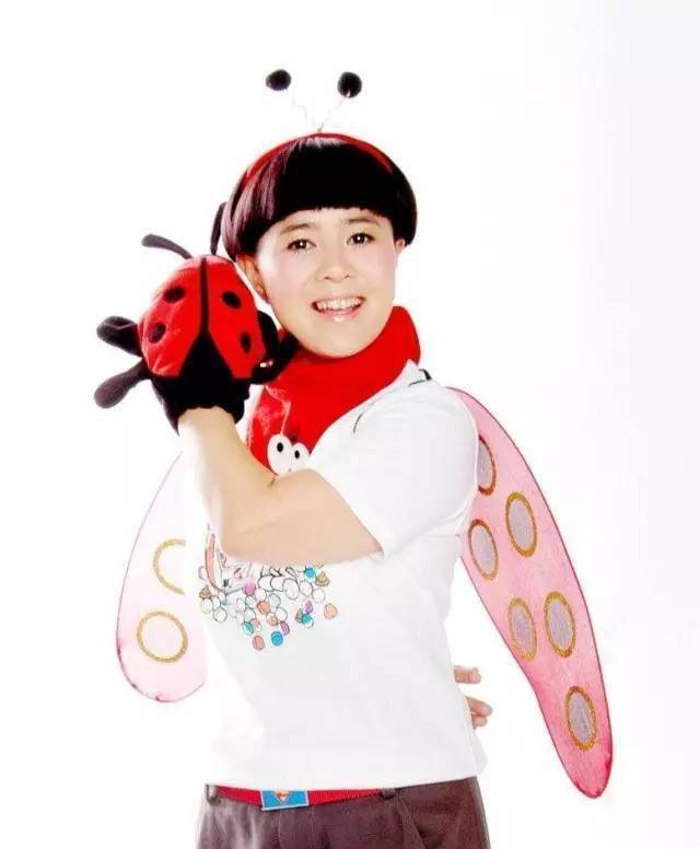 金龟子刘纯燕:女儿13岁早恋,交男友相恋8年,今近照曝光_娃娃脸_时尚