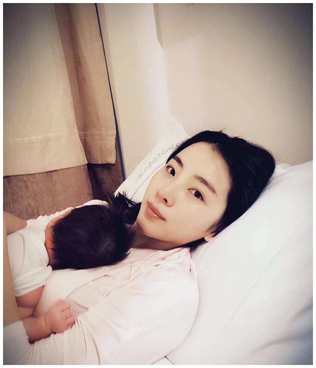 李思思带两个儿子游故宫,36岁央视"一姐"并未离职,新节目开播