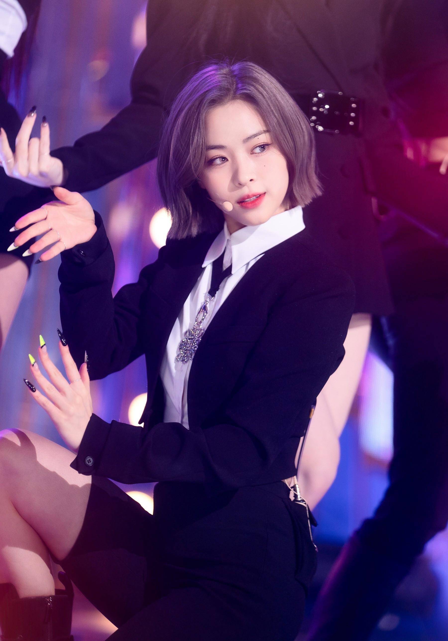 到了此次的《cheshire》,小编只能说jyp娱乐没有心,该曲已经完全没有