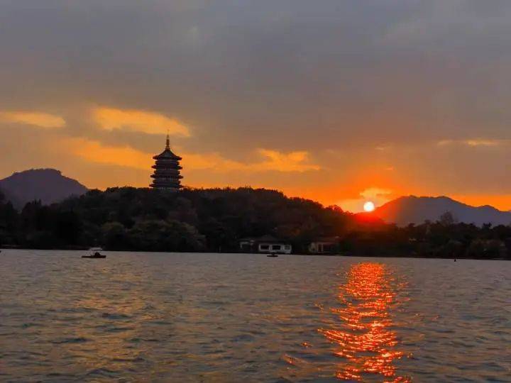杭州夕阳又上线,雷峰夕照美出天际_太阳_小时_天空