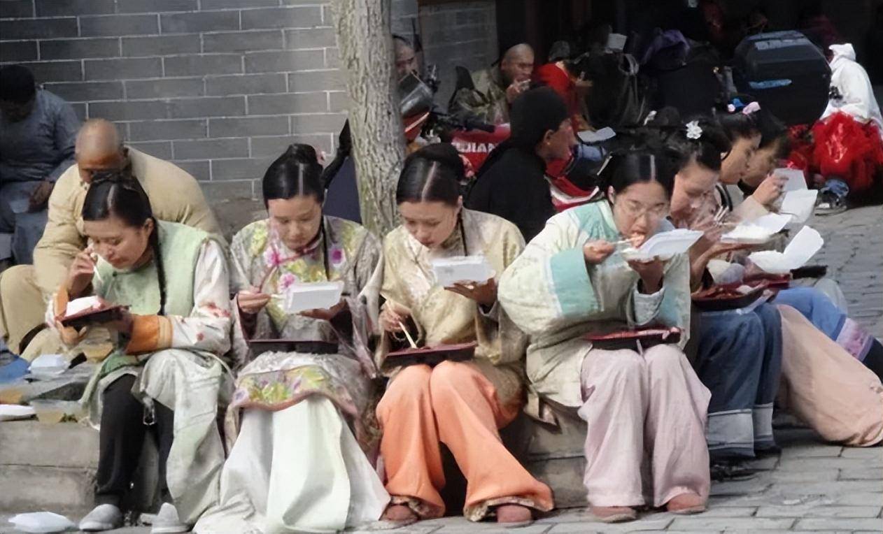 横店20万群演现状:美女多,懒汉光棍遍地,他们最终归宿到底在哪?