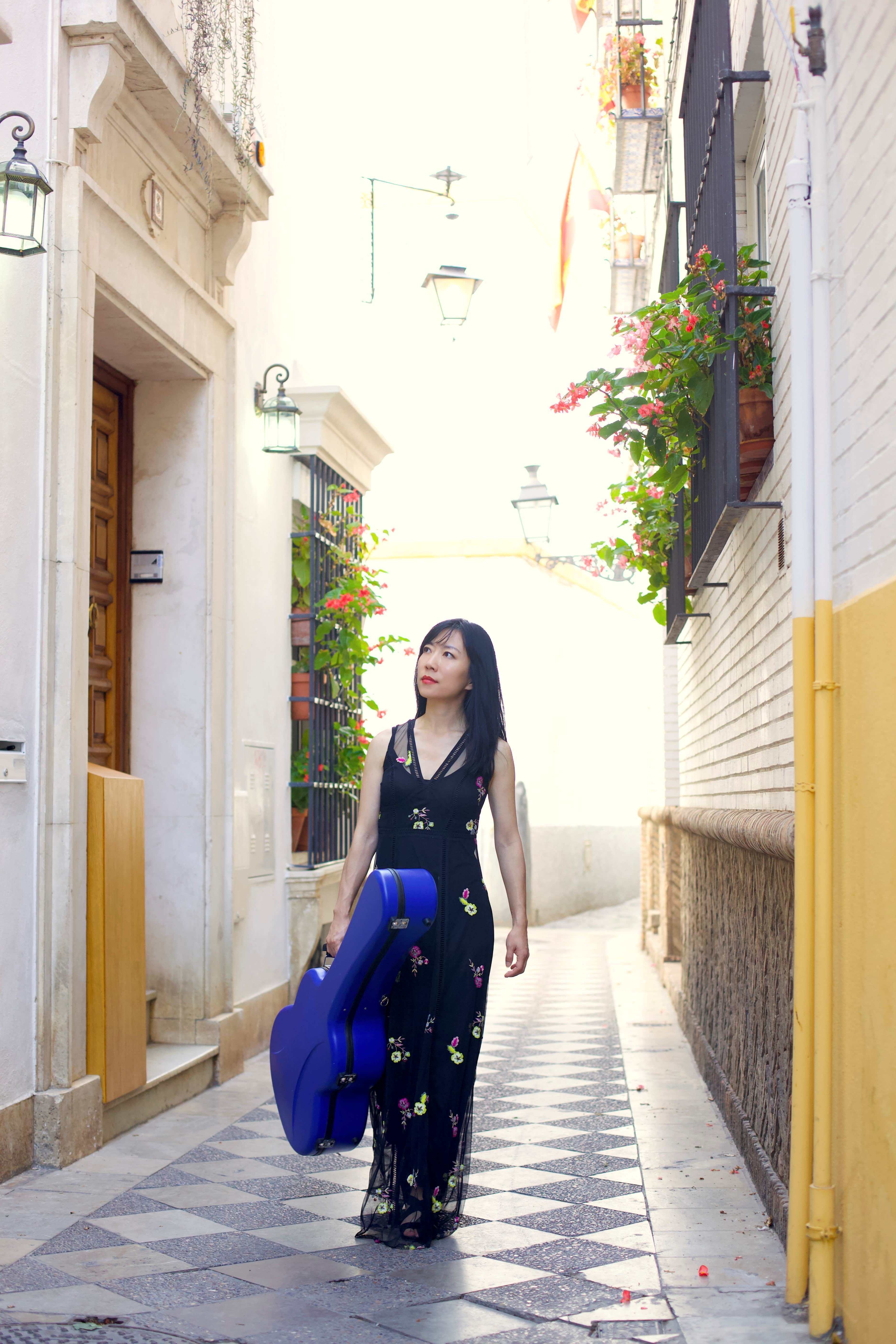 古典吉他演奏家杨雪霏推出《吉他挚爱》新专辑_音乐_录音_新疆