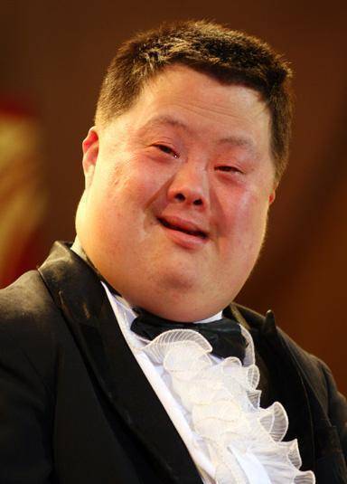 从痴呆儿到天才指挥家,被捧成明星,胡一舟如今过的还好吗?