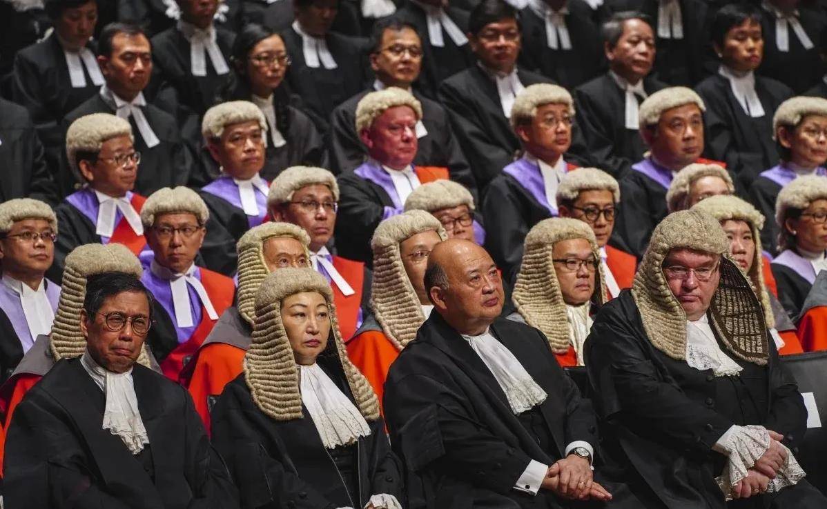 香港已回归24年,为何还留着殖民者装束?法官头顶的假发该摘了