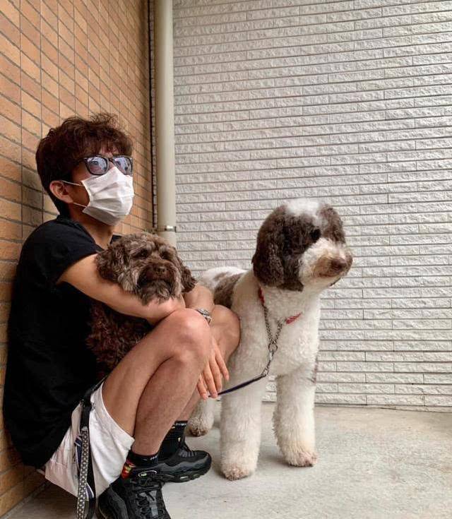 木村拓哉怀抱狗狗蹲墙根!