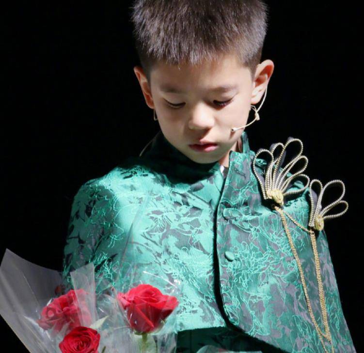 霍思燕支持儿子演出,原相机下的嗯哼成亮点,这长相帅