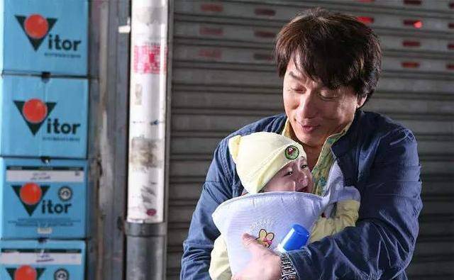成龙出演电影《宝贝计划》中的小baby,如今都14岁了,还敢认吗?
