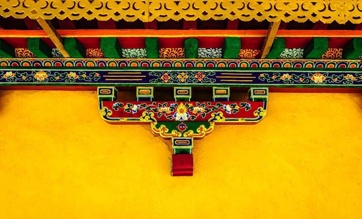 冬日拉萨的颐和园,罗布林卡黄白两色,在3700米海拔日