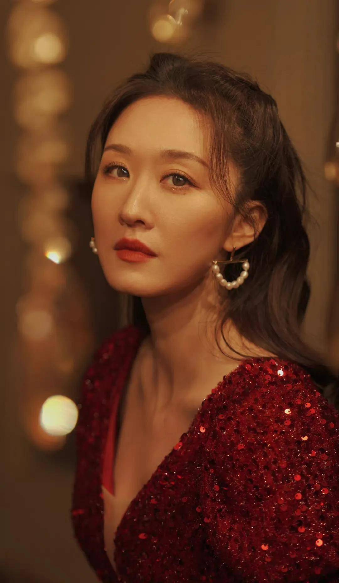 张雯红色穿搭,好适合圣诞,美得有品味,优雅迷人_裙子_设计_魅力十足