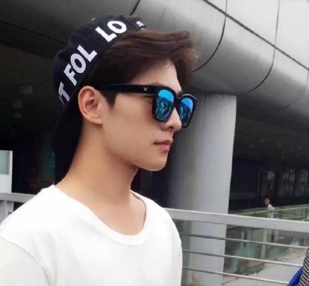戴帽子的男星:肖战乖巧俏皮杨洋干净优雅,他宛如韩剧男主_黑色_邓伦