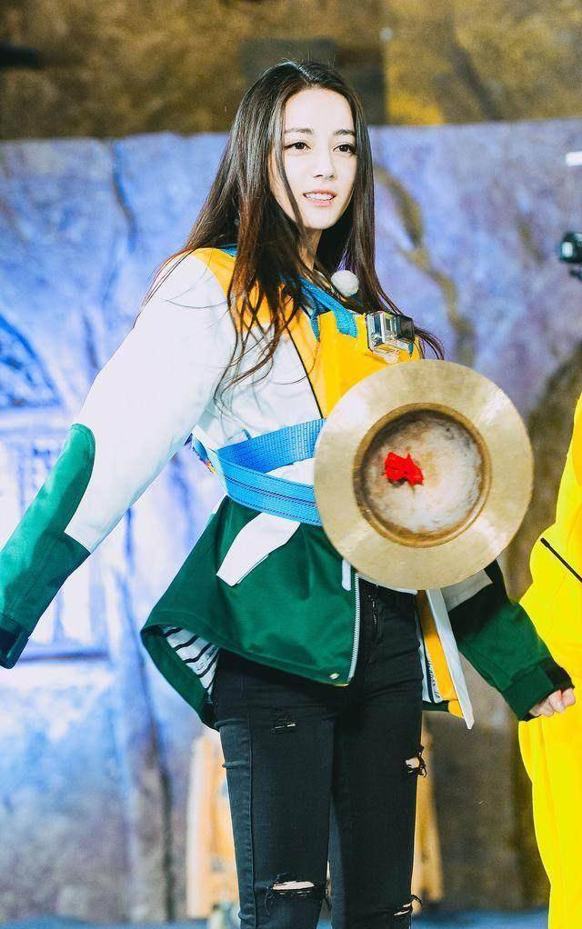 热巴在跑男上首秀素颜,对比一下baby,谁胜谁负?_节目组_观众_漂亮