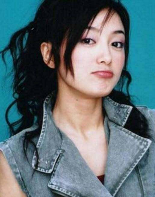 秦岚年轻的时候给人一种清新脱俗的感觉现在的秦岚经常出现在大众的