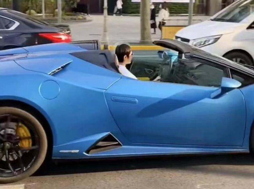 孙俪开300万敞篷跑车出街,高调现身壕气十足,曾被曝天价片酬