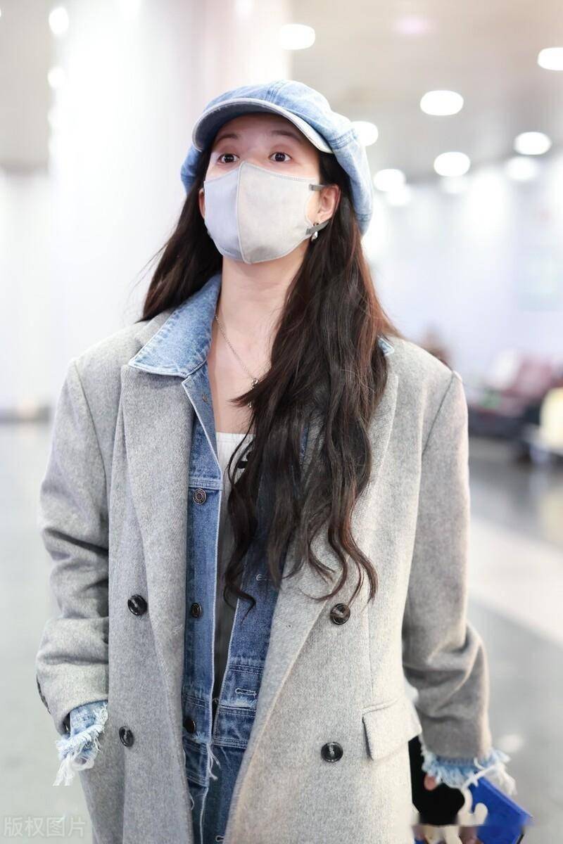 街拍:刘些宁灰色长大衣 长款牛仔衬衫 牛仔报童帽时髦复古_北京_机场