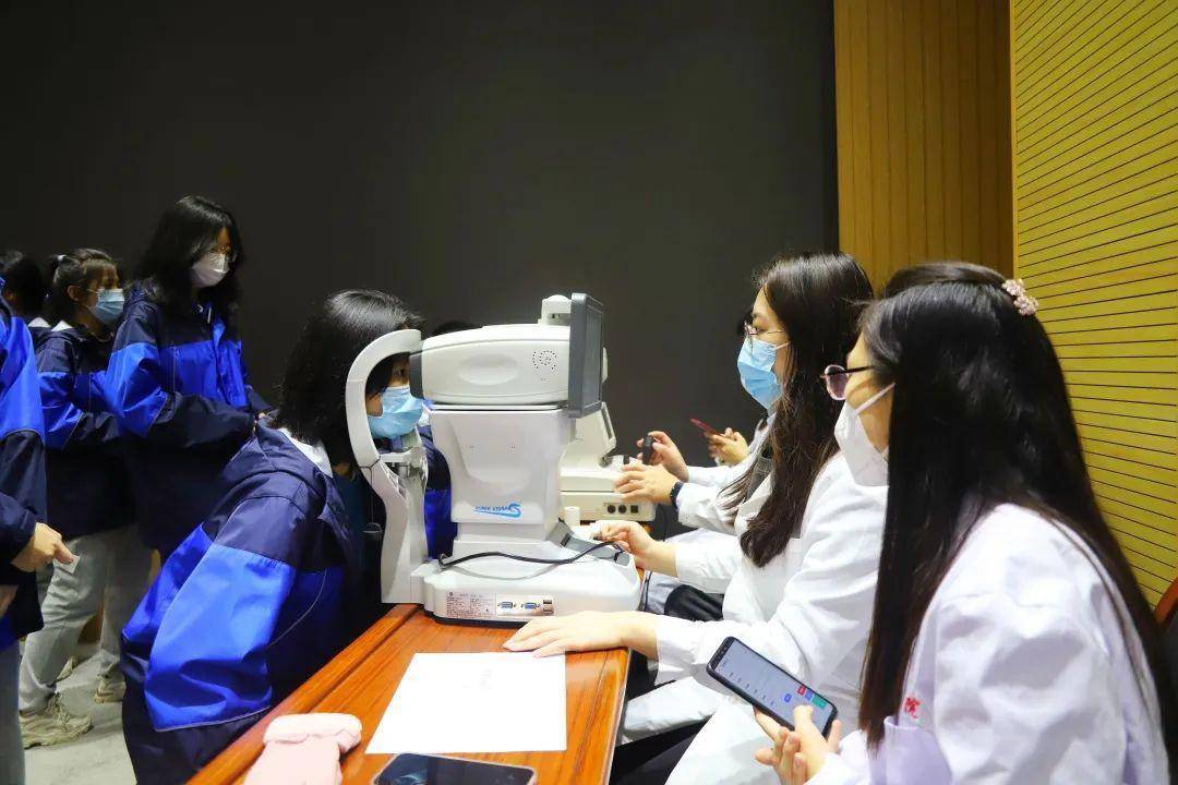 体重检查)(三围检查)(内外科检查)(口腔,耳鼻喉和色觉检查)ppd试验