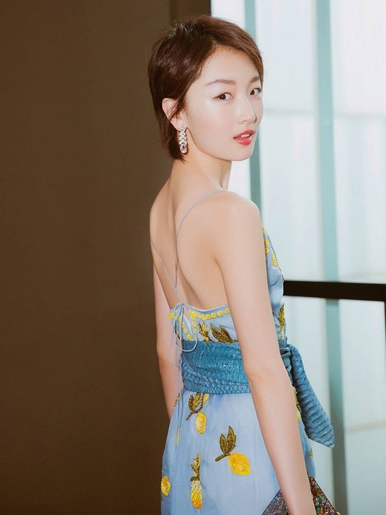 有一种"大气"叫周冬雨,穿深v长裙高级霸气,性感与身材无关_姑娘_时尚