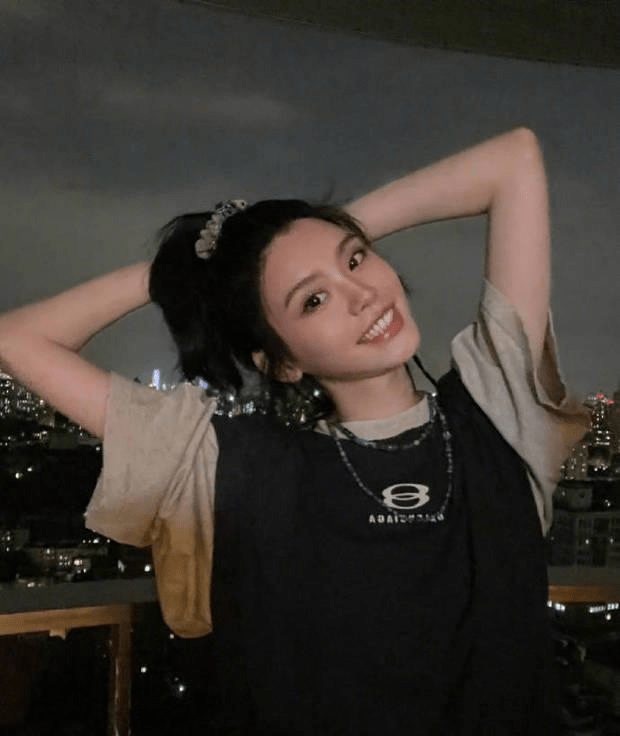 奚梦瑶扎高马尾少女感十足 对镜比耶甜笑可爱迷人_天台_镜头_脸蛋