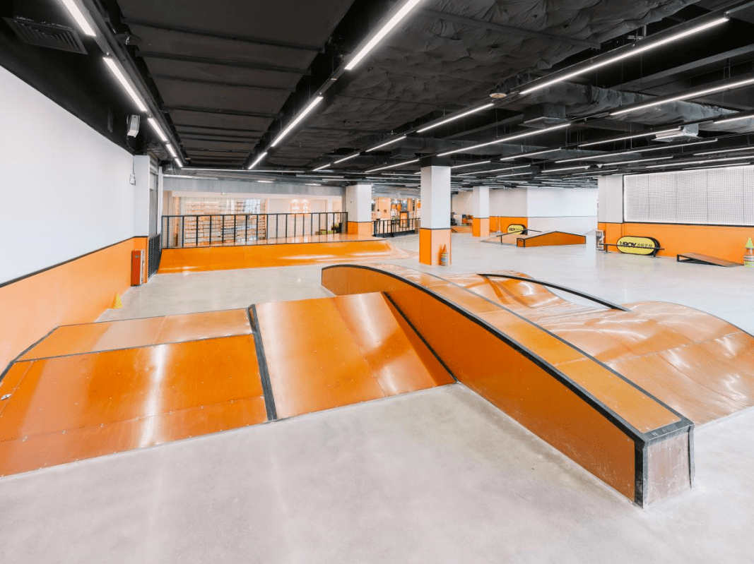 金沙洲永旺店作为一个综合街式场地,设计了例如弧形金字塔,波浪彩虹杆