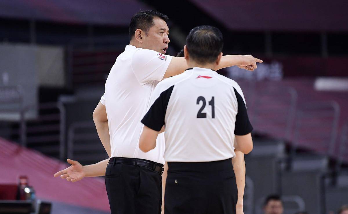 观点-巩晓彬进场指责裁判有违规定,但请cba公司反思他愤怒的原因_山东