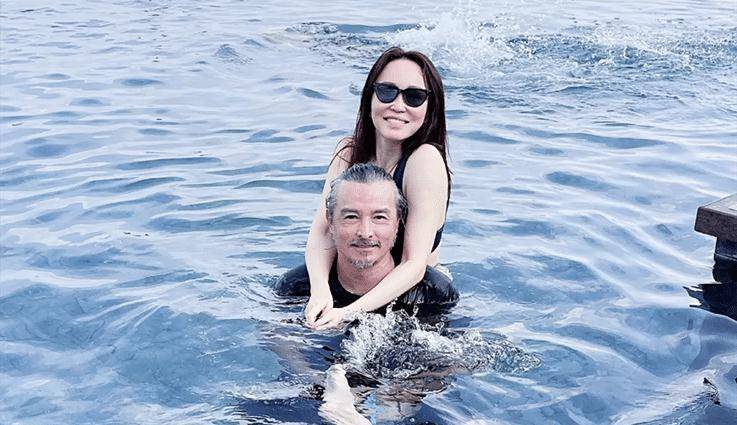 李铭顺太有福气,50岁娇妻范文芳穿泳衣泳池里大秀好身材,夫妻同框却似