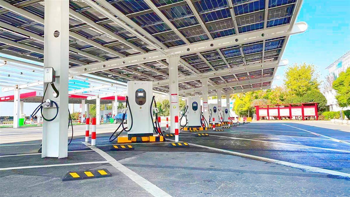 沪渝高速仙桃服务区光伏充电站投用,可同时为30台新能源车充电_楚天