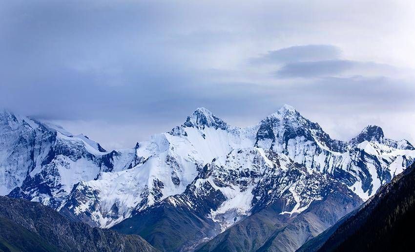 在新疆昭苏夏塔古道的峡谷深处遇见最美雪山汗腾格里峰_景区_小时