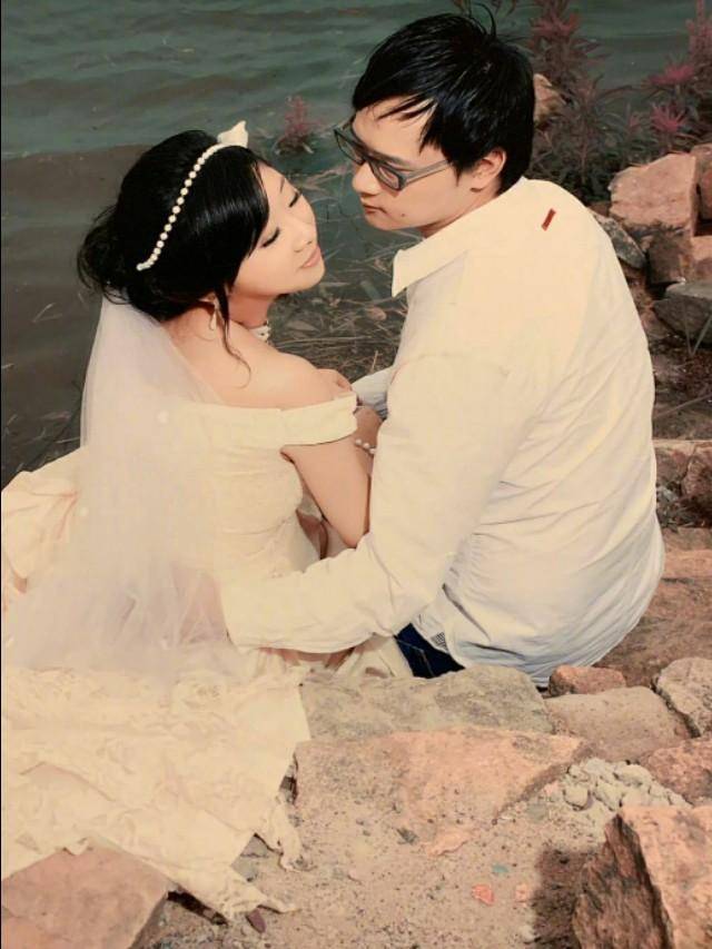 傅首尔婚纱照曝光,非主流风格竟有些可爱,在老刘身边像个小女生_显得