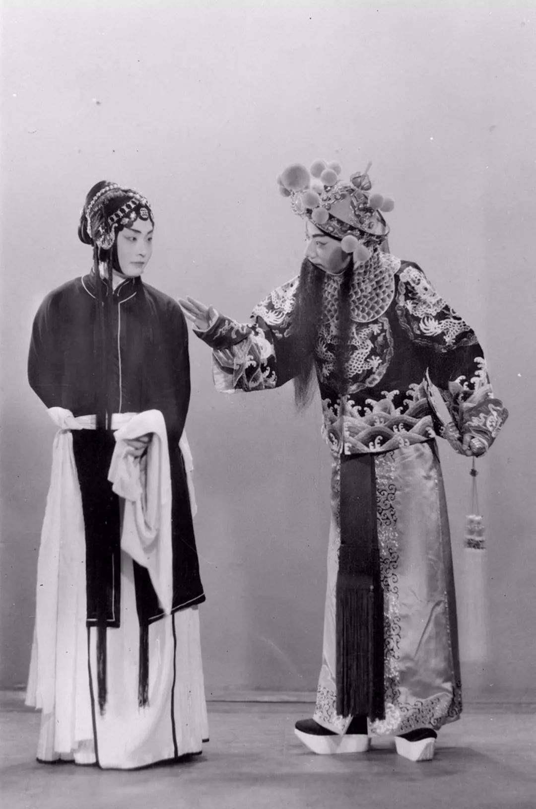 京剧名家程砚秋原谅了新艳秋,后来程夫人果素瑛承认她是程门传人_程派