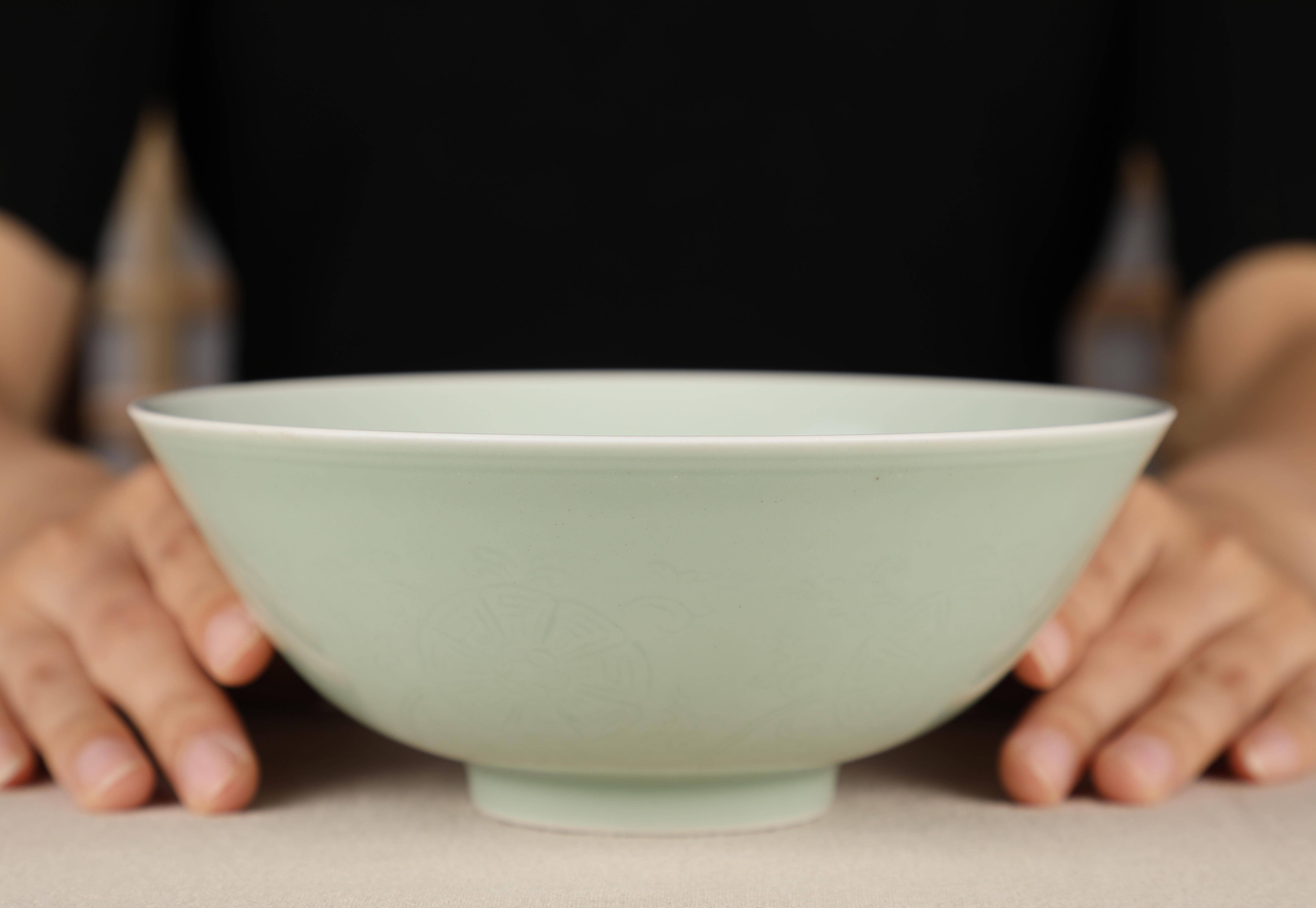 道光豆青釉暗刻缠枝花卉纹碗(官窑)大清道光年制款,细腻!