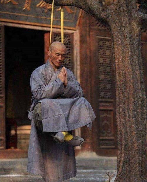 不过,世界上有人不会一指禅,但是会二指禅,这个人就是海灯法师