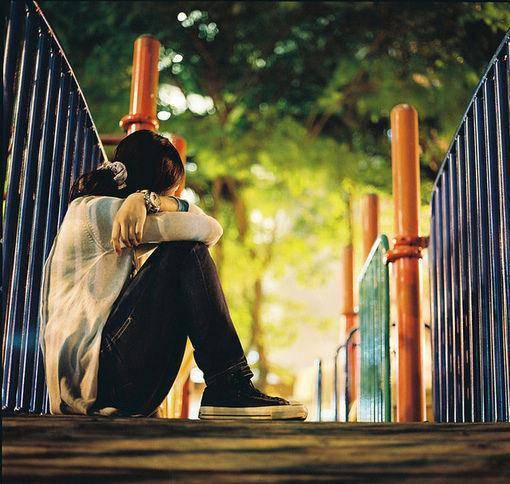 笑着哭,压抑着不让自己发出声音,躲在角落里,一个人默默的哭,眼泪跟开