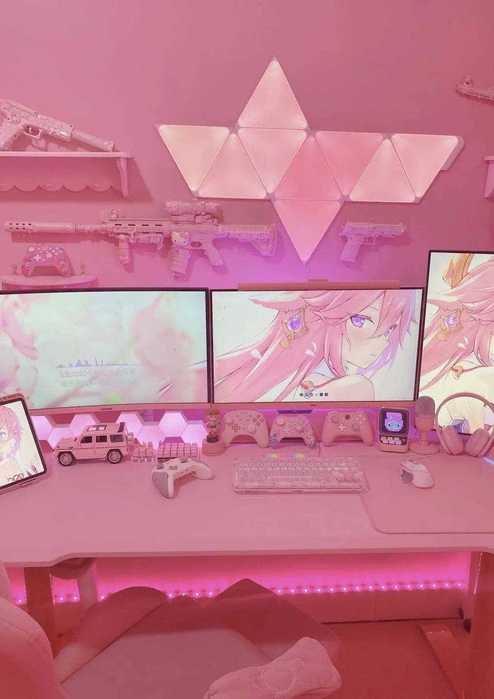 粉色电竞房桌搭清单,为你奉上三连屏的三倍快乐!_显示器_屏幕_色彩