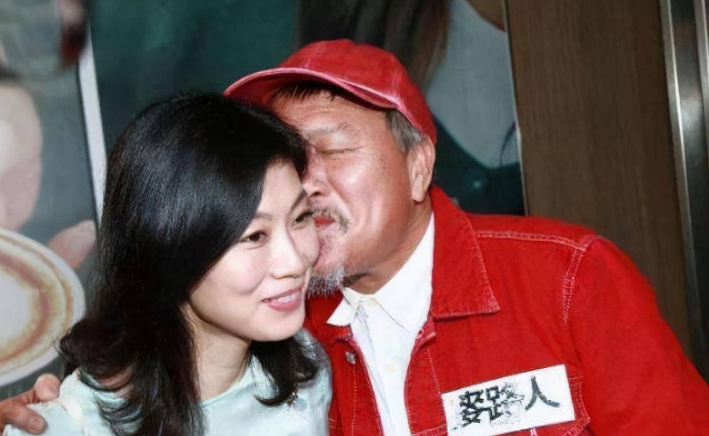 63岁"蒋天养"商演捞金,面容显老,衣服不合身,站椅子上唱歌_万梓良