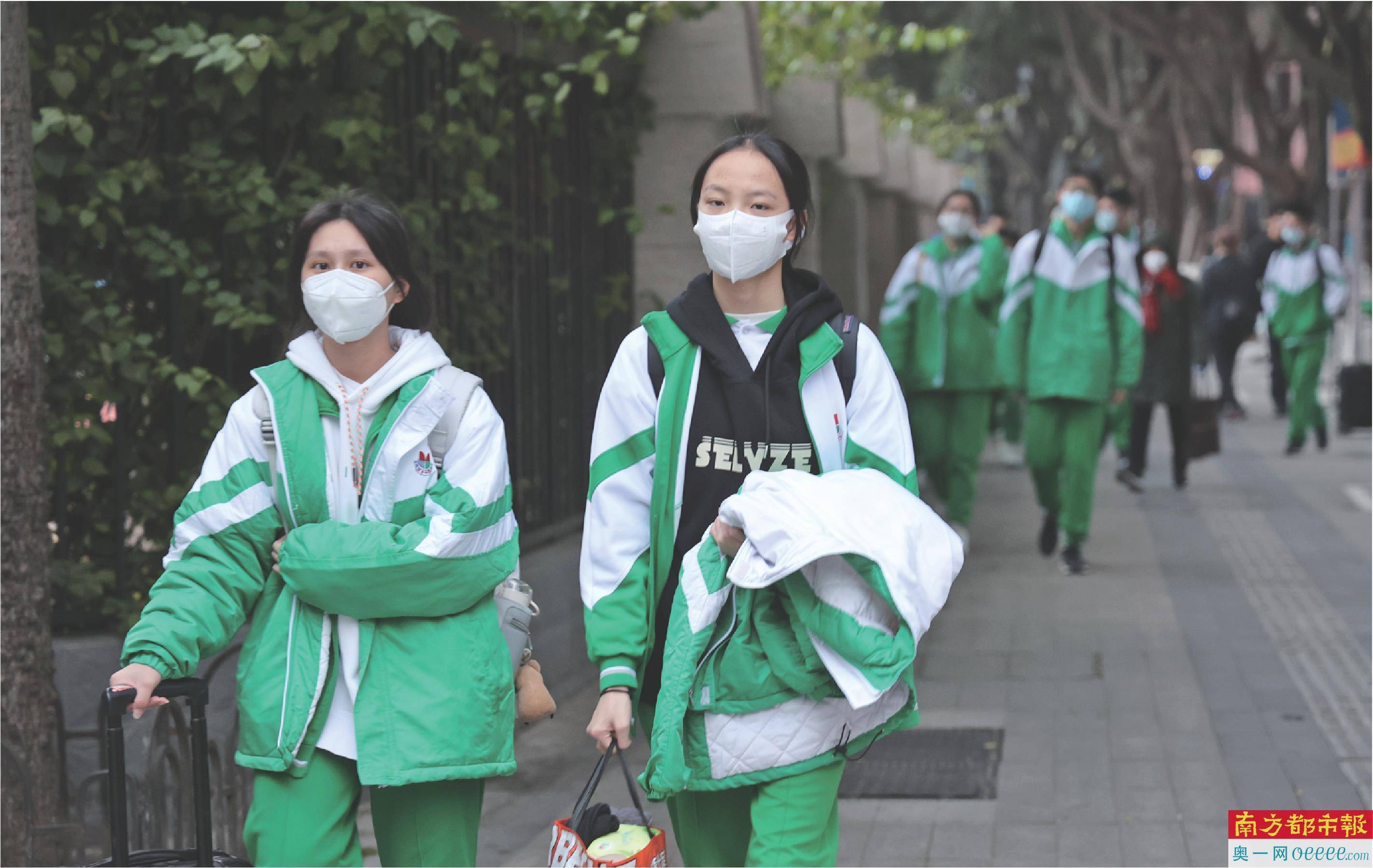 穿校服戴口罩女孩图片