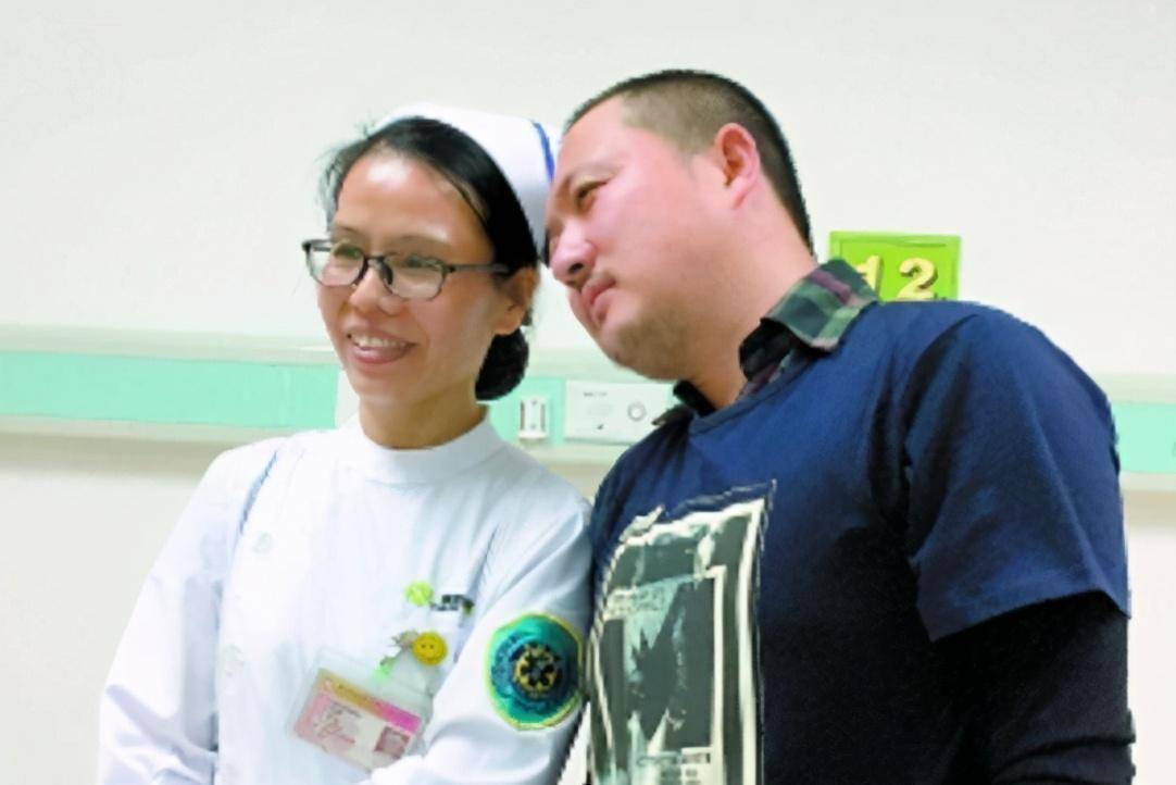 经过围观群众的辨识,有人认出他是新中国成立以后第1批出道的童星李传