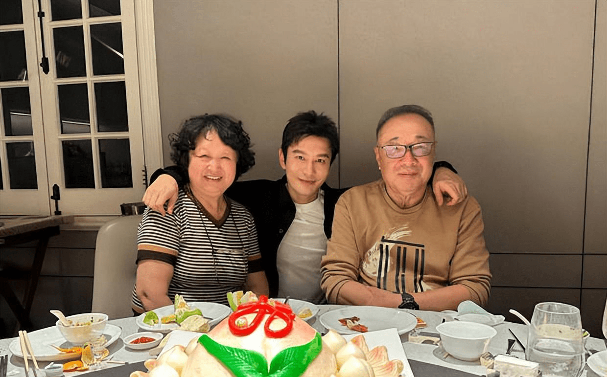 黄晓明晒照为爸爸庆生 与父母同框合影幸福满满_一家_社交_平台