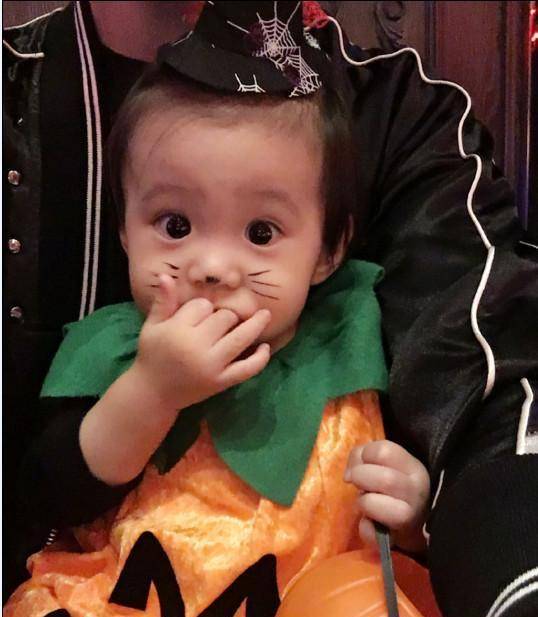 贾静雯晒女儿近照,咘咘变化大,弱视戴眼镜依然超萌超可爱_漂亮_眼睛